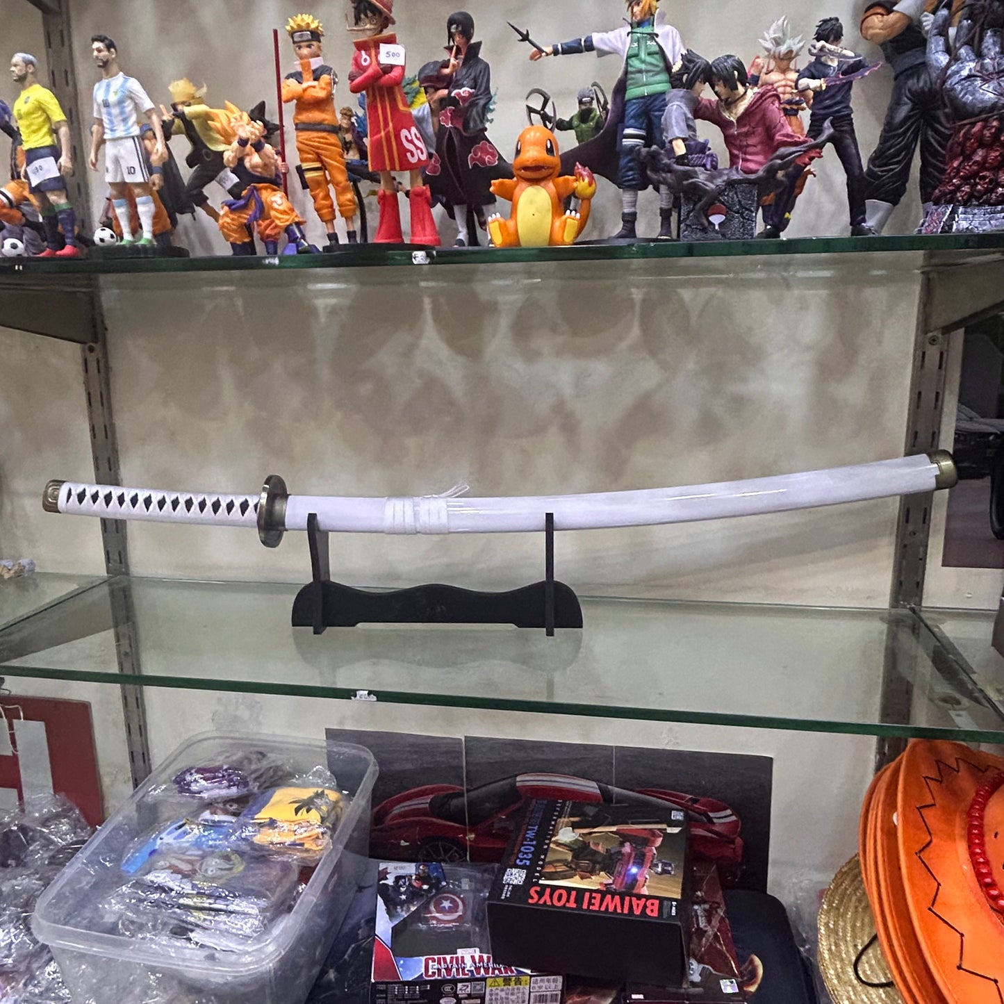 Defective Katanas (104 cm)- These were broken from the handle during shipping (bad handling by courier companies)they are now fixed with the help of super glue and are just display pieces they DO NOT OPEN you can just put them on the stand for display