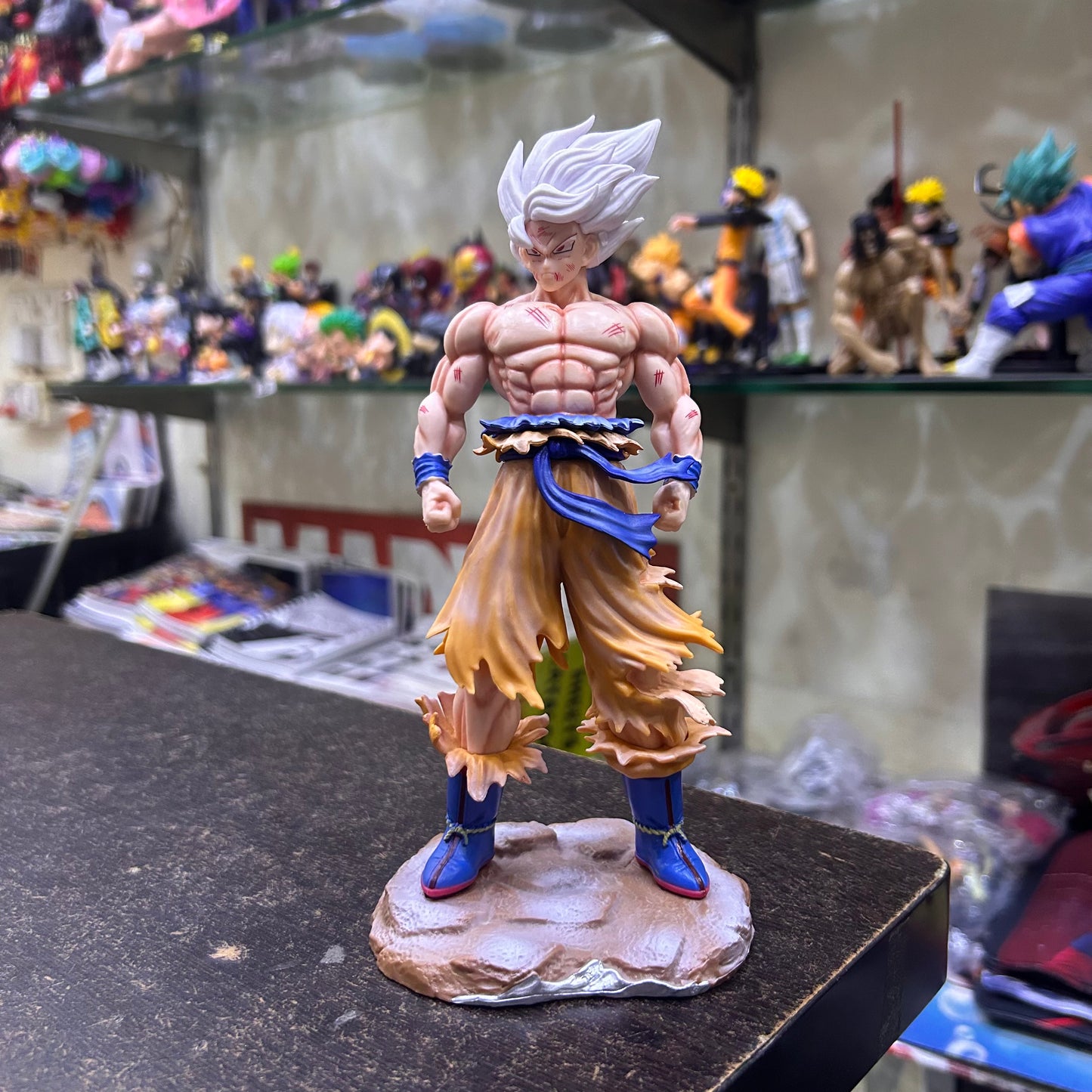 22 cm Super Saiyan Goku Figure - White